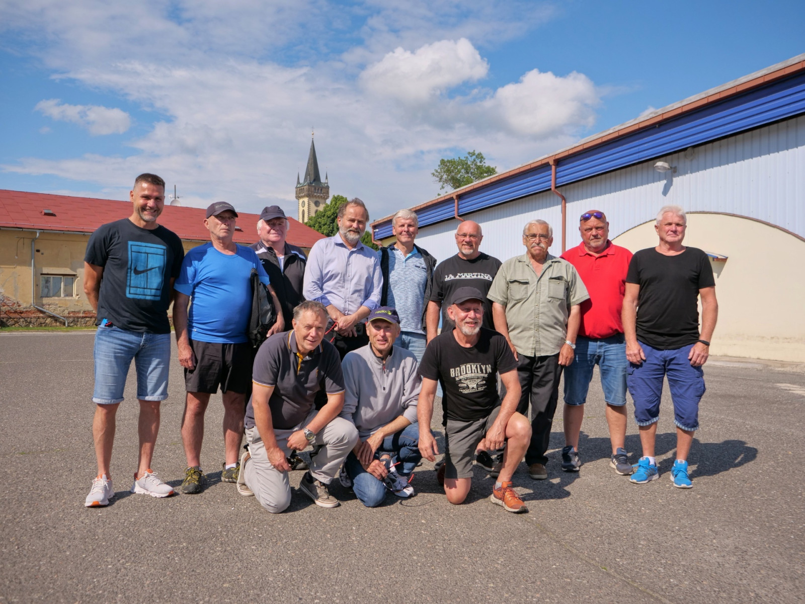 Stojící zleva: Luboš Petera, Jiří Bělohoubek, Pavel Lipták (autor článků), Otto Petráš, Ivo Lipták, Josef Holan, Vladislav Kudr, Miloš Hlavsa, Aleš Šolc Klečící zleva: Martin Šíl, Luděk Šulc, Otto Stránský