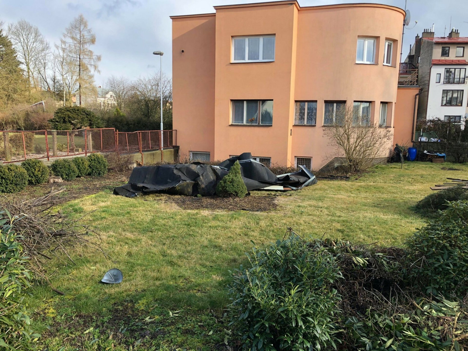 Střecha sousedního domu na zahradě ve Dvoře Králové