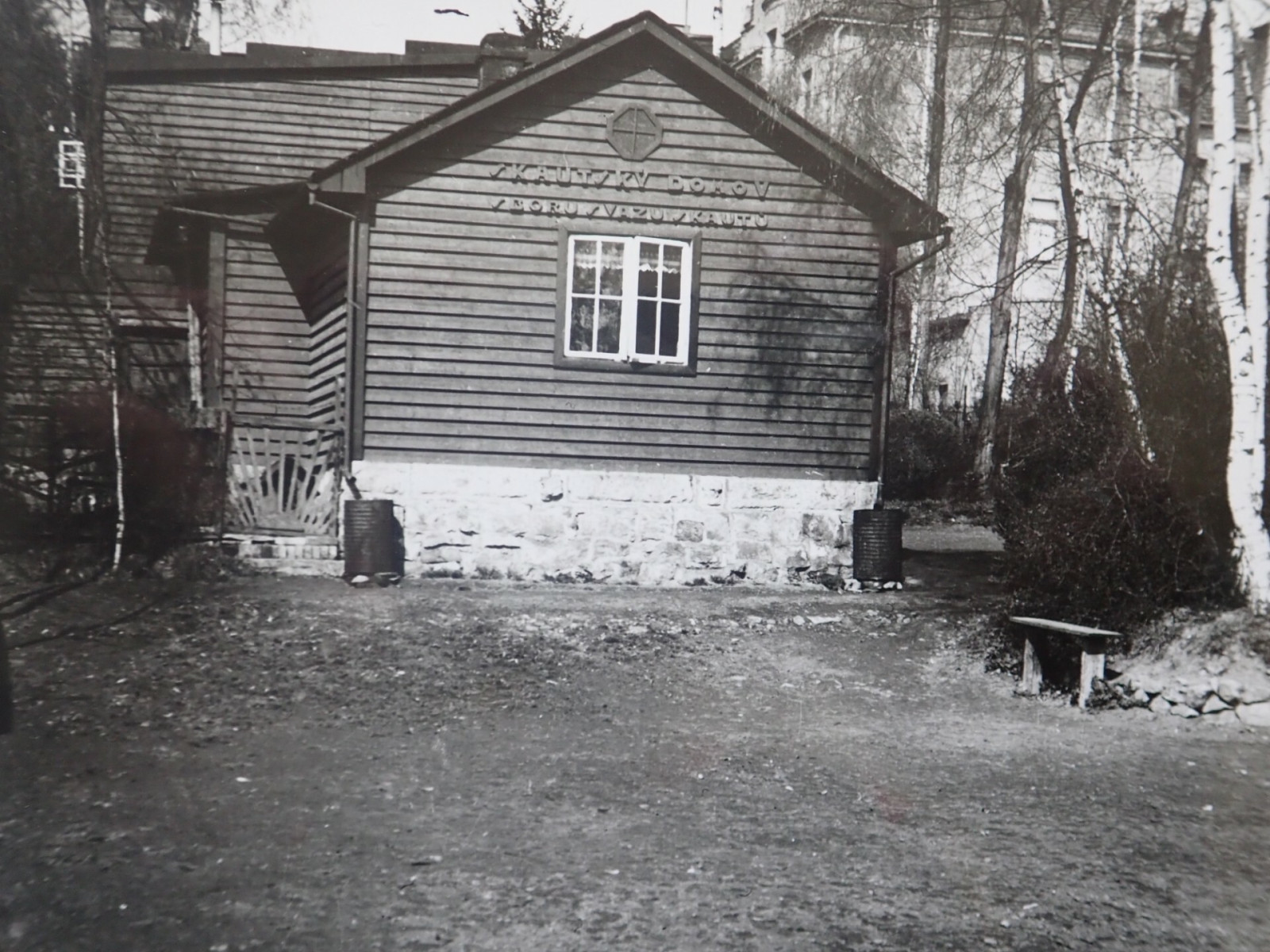 Druh skautsk domov vybudovan v roce 1933, kter stl v sousedstv pivovaru. Fotografie jsou a z roku 1977, kdy byl tento n objekt z rozhodnut Mstskho nrodnho vboru zboen.