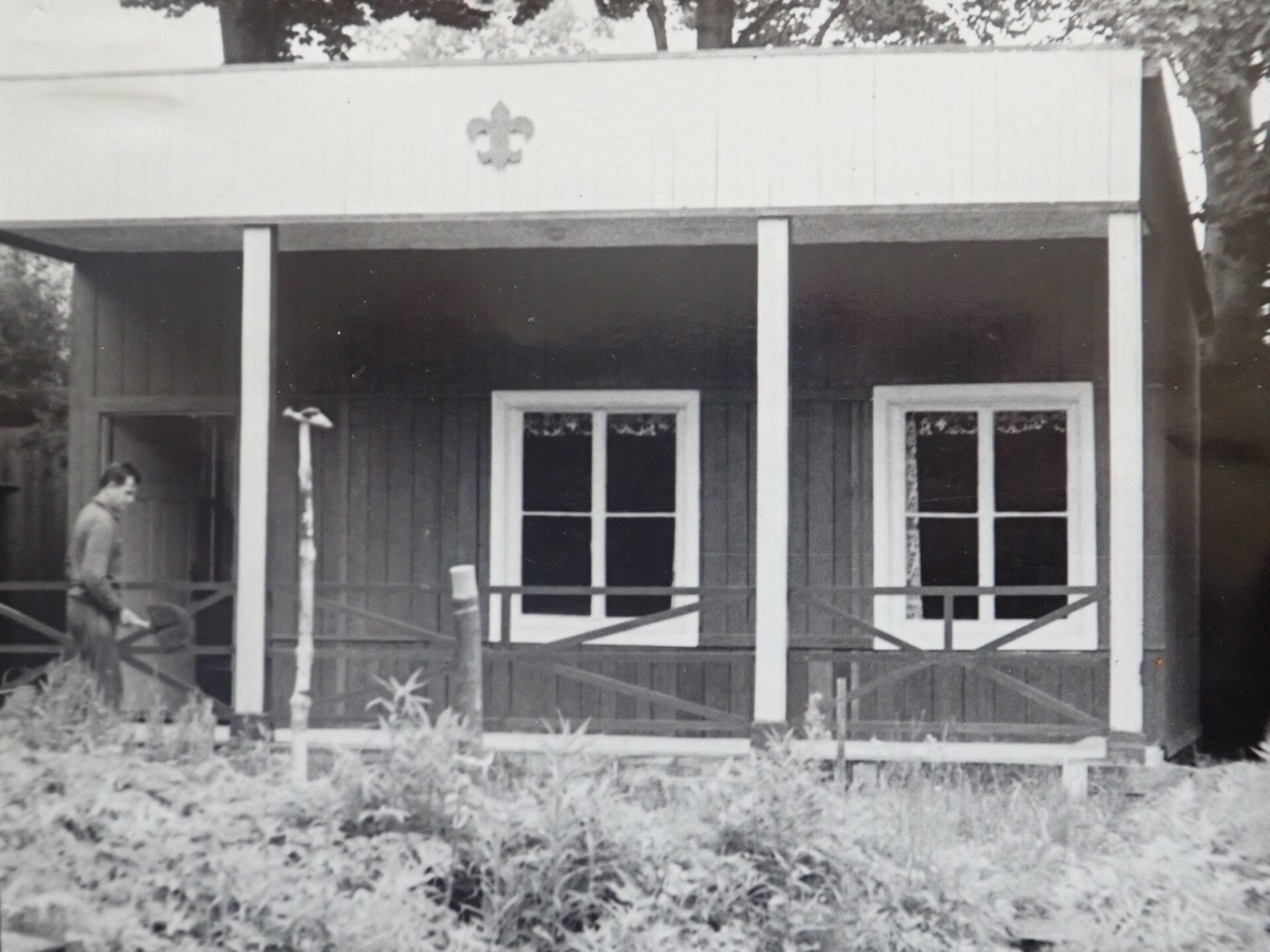 Budování klubovny na Zlatničce v roce 1968. Br. O.Hak, br. B. Káde a br. J. Šícha